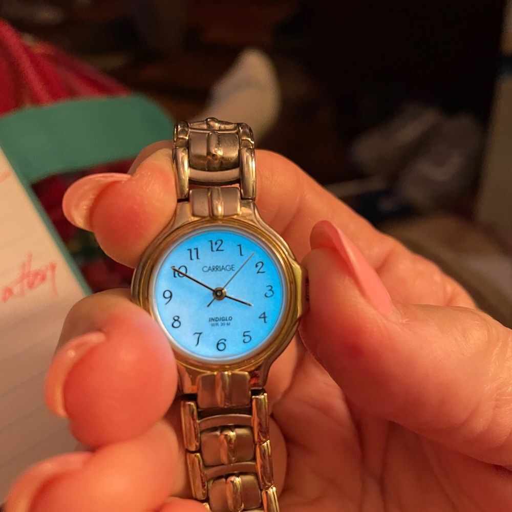 Introducing the exquisite Ladie’s Carriage Brand Watch with Indiglo! 🌟